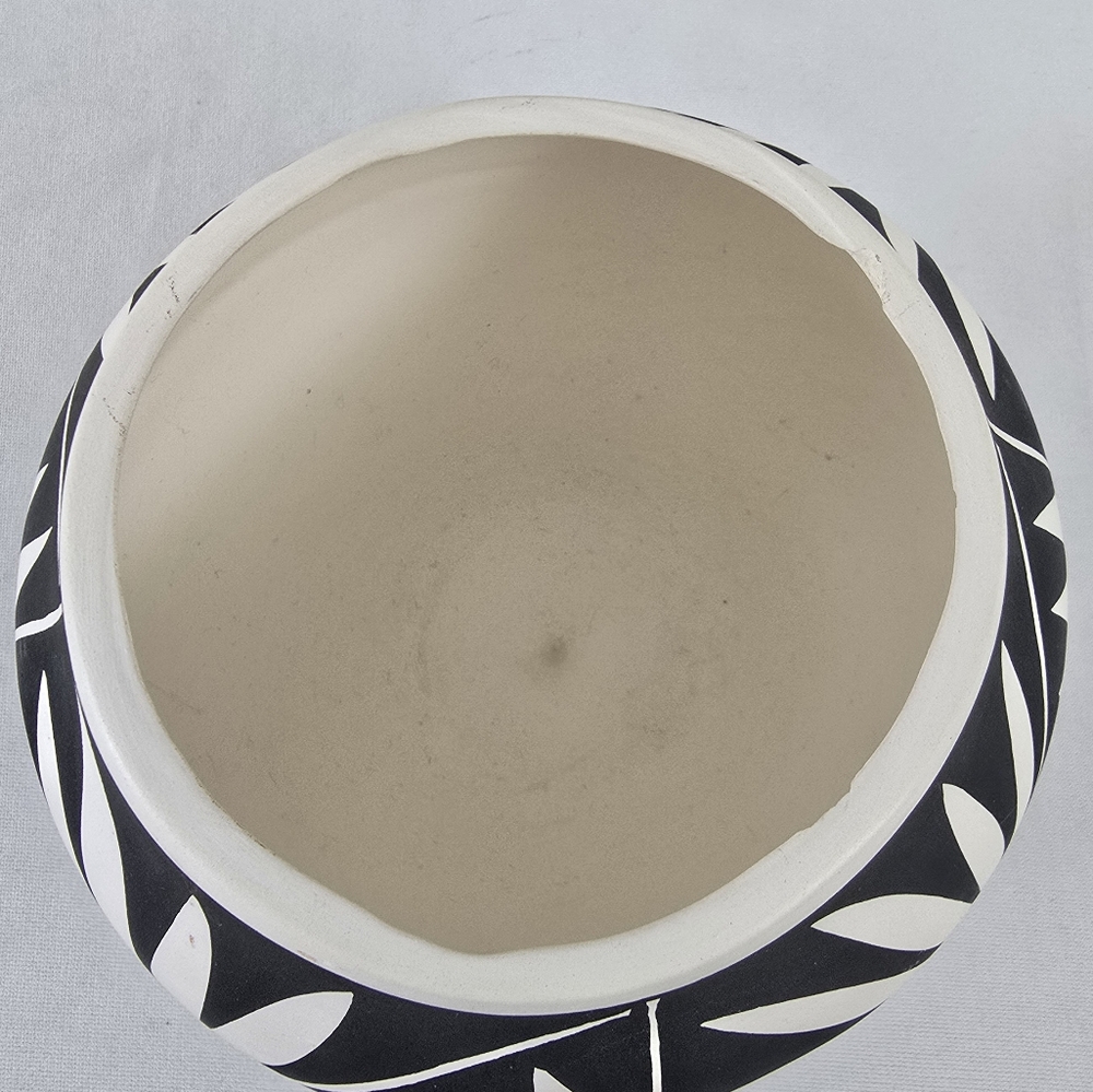 Vintage Hand Painted Acoma Pottery Jar Signed Victorino - Picture 8 of 9